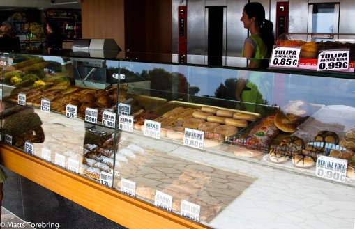 I brödbutiken, som är en "lucka i väggen" jobbar 3- 4 personer.