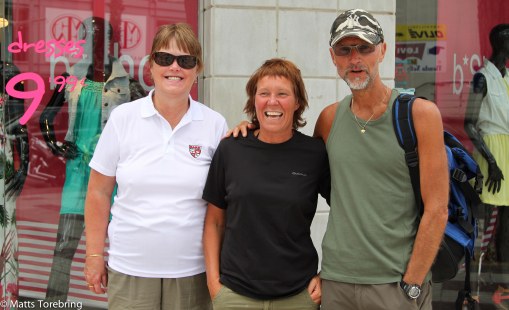 I folkvimlet på stan möter vi våra svenska grannar från campingen.