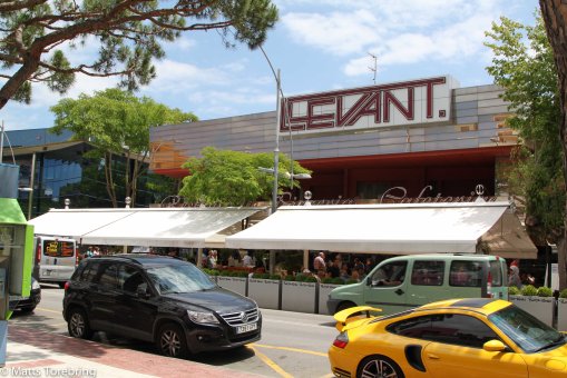 Vi har gått riktigt långt nu, säkert fem km och vi är kaffesugna