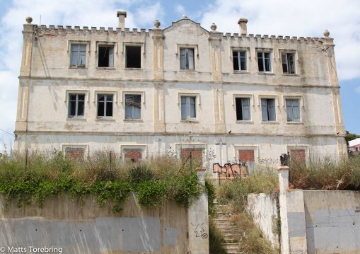 Allt är inte vackert, på vänster sida på vägen ligger detta hus.