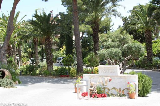 Mängder av hotell kantar vägen, här ligger ett av dem.