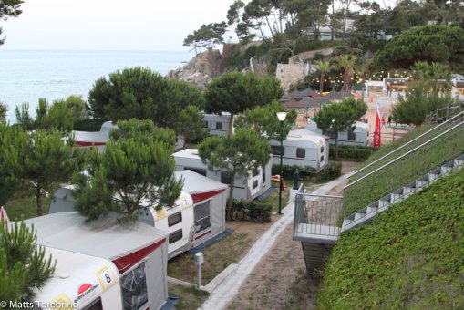 Uthyrningsvagnar på rad nära stranden