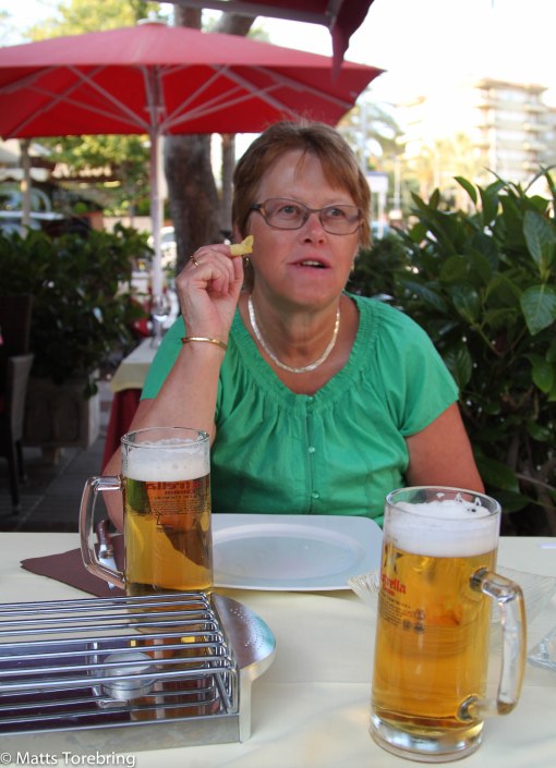 Vi slog oss ned och beställde in maten.