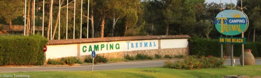 Var 500:de meter går vi förbi en ny camping.