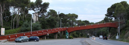 En gedigen bro & badväg från en camping.