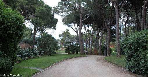 Det står ett namn på grinden, men huset syns inte