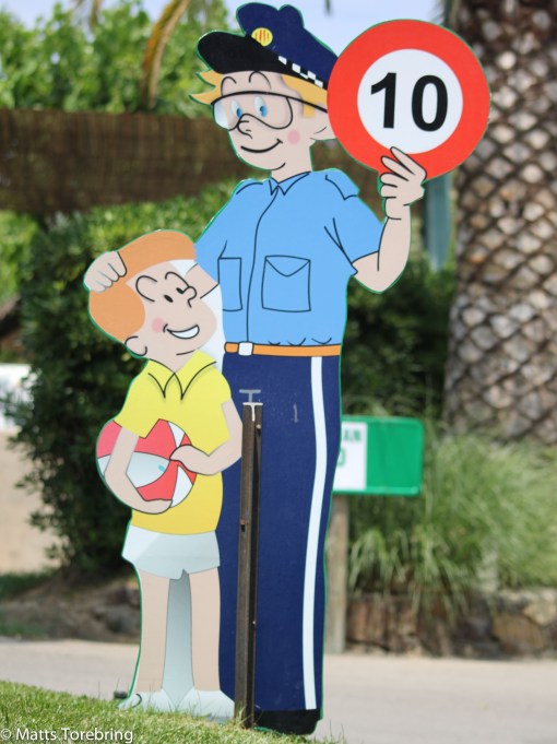 Det är gott om dessa förbudsskyltar på campingen