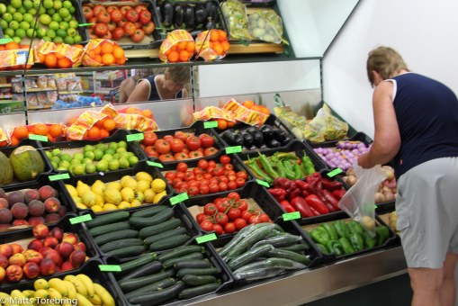 Birgitta handlar grönsaker till näst sista middagen.
