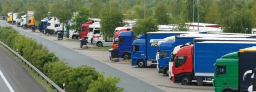 Överfulla parkeringar med långtradare finns det gott.