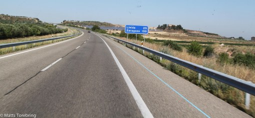 Vi kör vidare i ett bergigt och öde landskap.