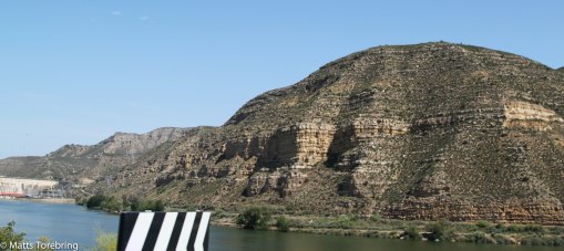 Vägen svänger över vattnet på en stor bro.