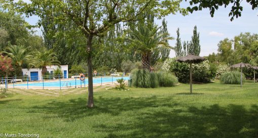 Här låg vi mest hela dagen i den skugga som fanns under träden