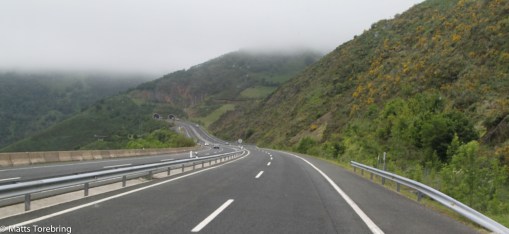 Det är ett mäktigt landskap vi reser genom, som högt 700 m över havet.