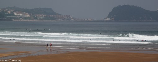 Vågorna är enorma som rullar in