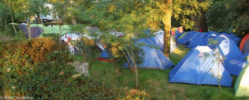 Här bor flera hundra tältande och surfande ungdomar