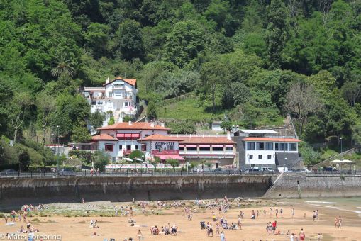 Här tar stranden slut åt väster.