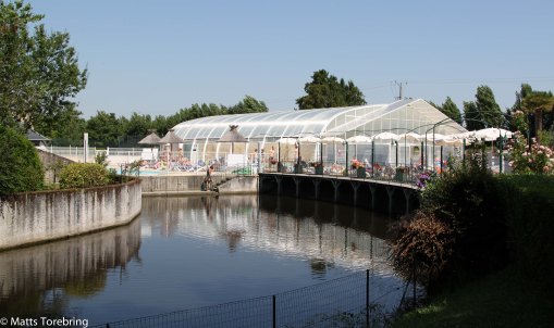 Det finns flera pooler både inne och ute.