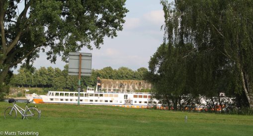 Massor av pråmar går förbi när vi äter middaf