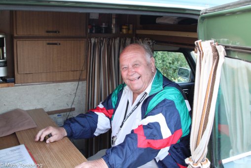 En glad dansk herre visade runt i hela bilen.