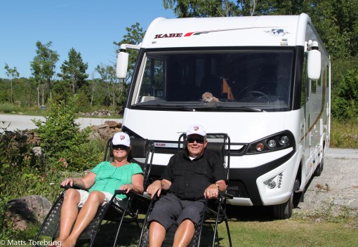 Vi sitter och väntar på vår tur vid borden