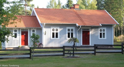 Här har Anita gått i skola idag är skolhuset hennes närmsta granne