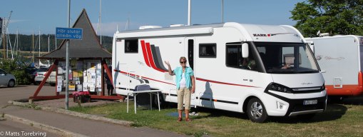 Välkomna till oss säger Birgitta.