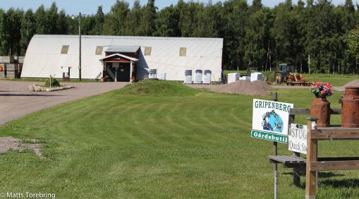Allting är så välskött och vackert vid entrén till butik, stugor och ställplats