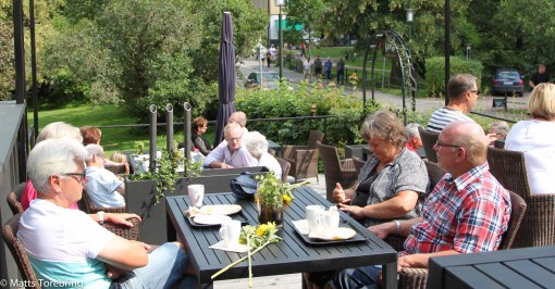Nästan fullsatt på den trevliga uteserveringen.