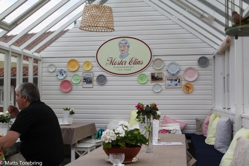 Sedan gick vi till Moster Elins glasscafé på vägen hem.