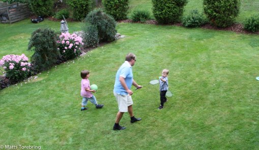 Lek med barnbarnen efter maten.