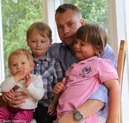 Mikael har fångat upp våra tre barnbarn.