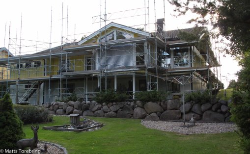 Här inne bor vi omgivna av ställningar.