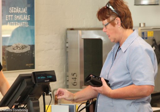 Tillbaka på Delicato Outlet handlar till och med Birgitta ett par sorters kakor.