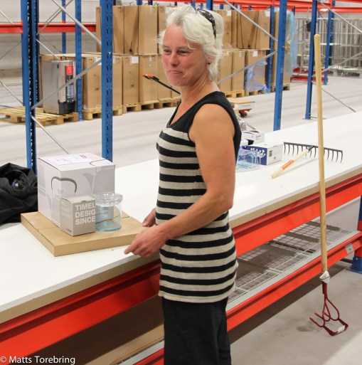 Tanja ser nöjd ut efter kvällens inköp.