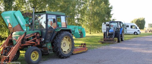 Överallt står det maskiner och jordbruksredskap och nu även en husbil.