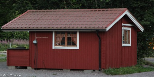 Här finns flera stugor på ladugårdsplan att hyra för de som inte åker Bobil.