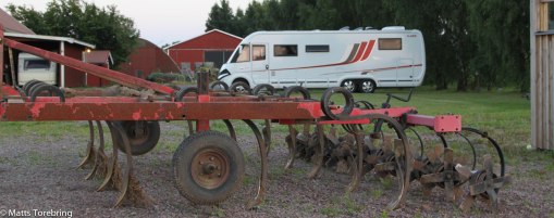 Överallt står det jordbruksmaskiner.