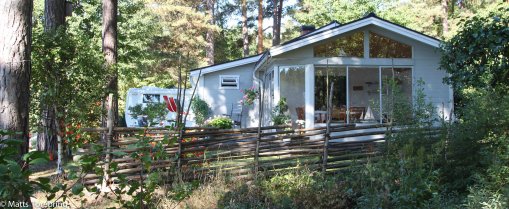 En riktig Småländs sommarstuga med en riktig gärdesgård