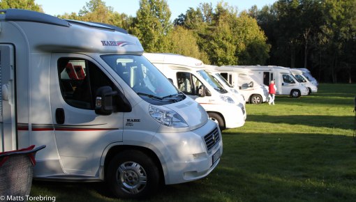 Kabebilar i långa rader