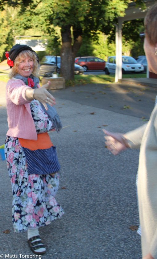 Hönsalotta tar i hand och hälsar alla välkomna