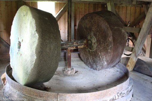 En stenkross ute i skogen.