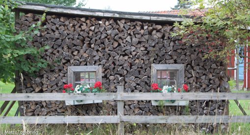 En snygg vedtrave i Boda.