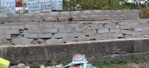 Ett fruktansvärt bygge av en mur i Aneby kommun.