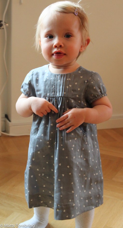 Nelley, ett år förra helgen, har klätt sig fin.