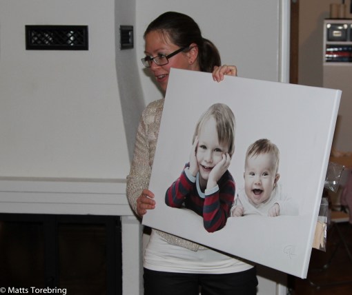 Candra fick massor av blommor och presenter. 