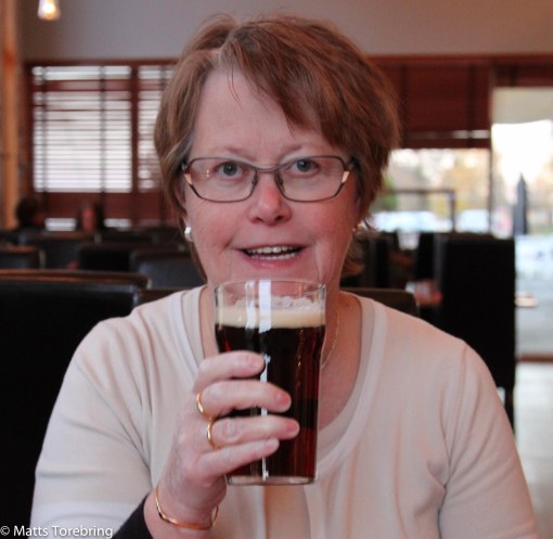 Birgitta skålar med ett glas König Ludwig