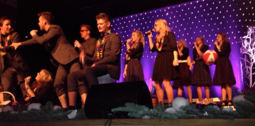 Här framför Voval Voice Sjömans jul på Hawaiii