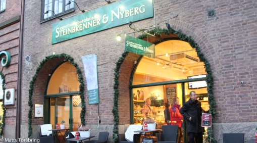 Fika på stan medan vi väntar på öppnandet av Liseberg