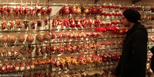 Mängder av handelsbodar med julpynt