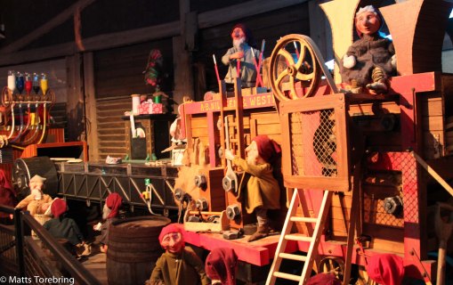 Tomteverkstan med minst ett 100- tal tomtar i rörelse